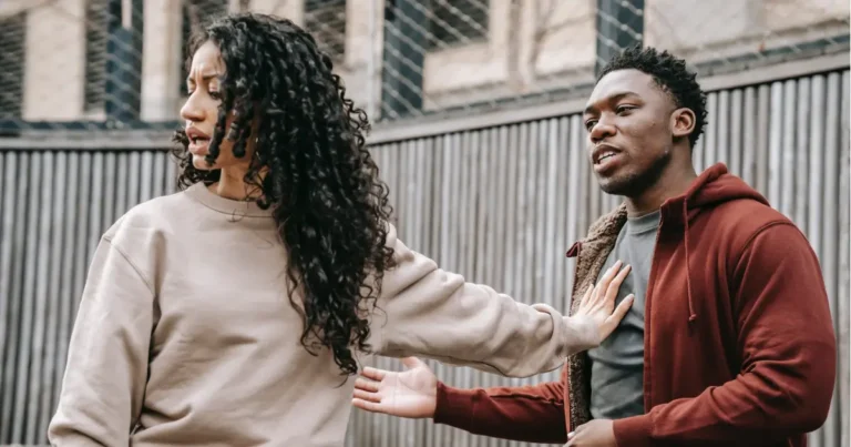 Casal discutindo divorcio alienação parental