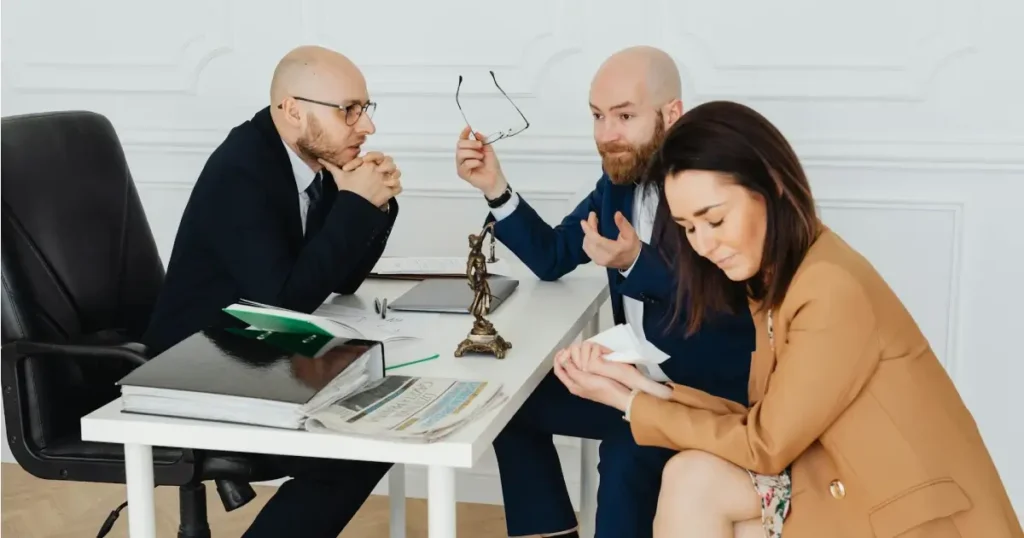 Casal sentados com um advogado representando uma mediação familiar