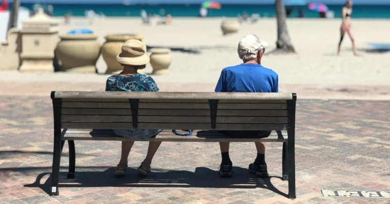 Casal de idosos sentados a beira da praia para ilustrar o conteúdo sobre Como se preparar para uma aposentadoria