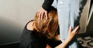 Mulher ajoelhada triste com outra em pé a consolando representanto o tema é possível excluir um filho da herança