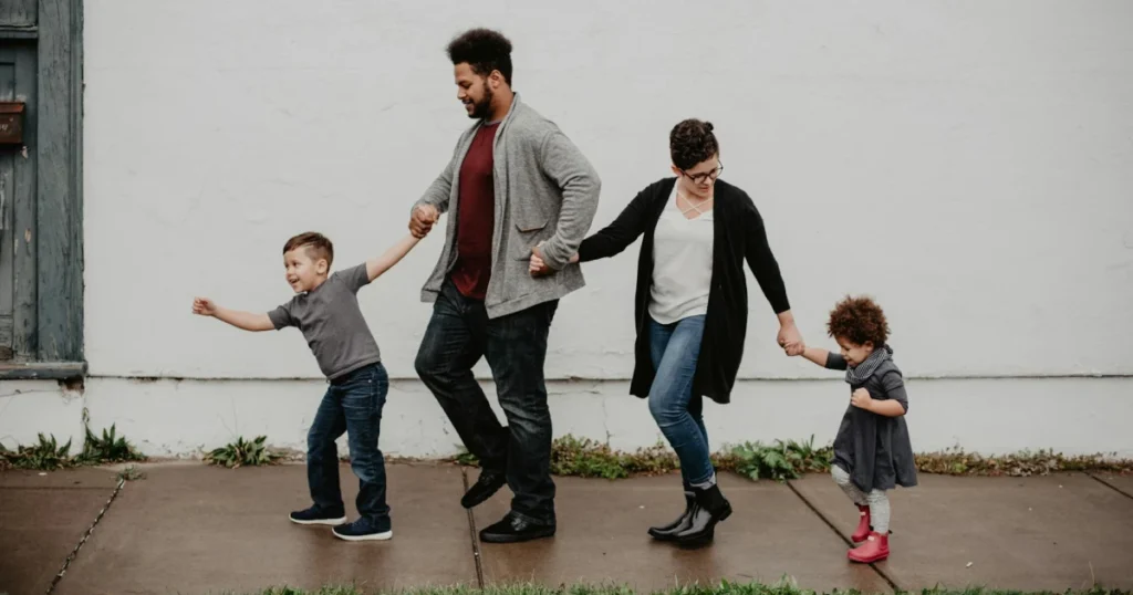 Família formada por um homem, uma mulher e um casal de crianças ilustrando o assunto processo de adoção