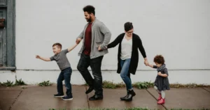 Família formada por um homem, uma mulher e um casal de crianças ilustrando o assunto processo de adoção