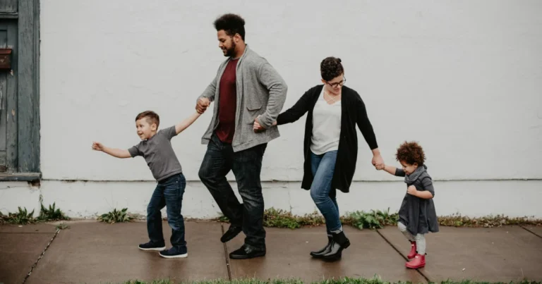 Família formada por um homem, uma mulher e um casal de crianças ilustrando o assunto processo de adoção