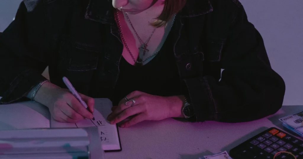 Mulher fazendo contas representando o equilibrio financeiro gerado pelos Alimentos compensatórios