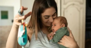 Mulher segurando um bebe ilustrando o tema salário-maternidade