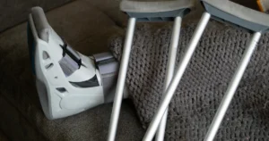 Pessoa com a perna imobilizada usada como referência ao assunto auxílio-doença