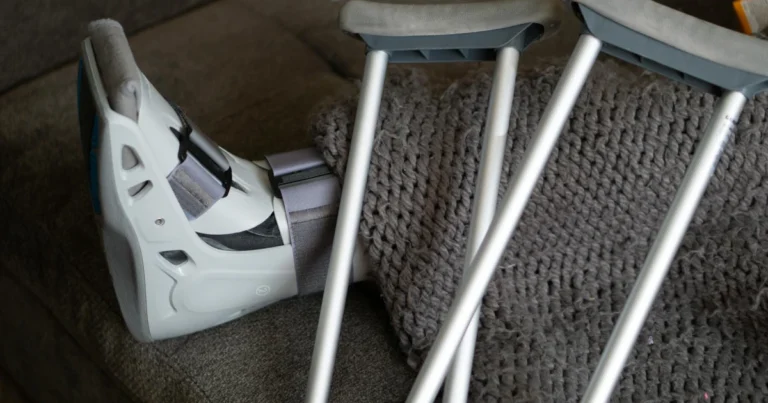 Pessoa com a perna imobilizada usada como referência ao assunto auxílio-doença